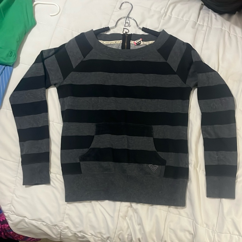 ROXY black/grey long sleeve with pockets in the front to warm you